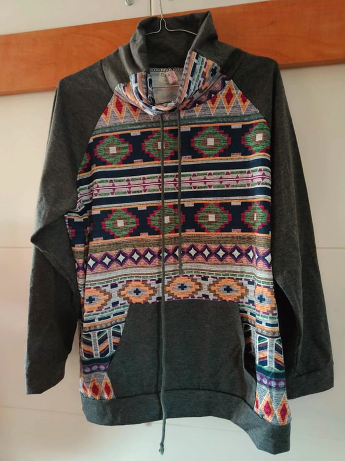 Sweat fin col large montant aztèque boule