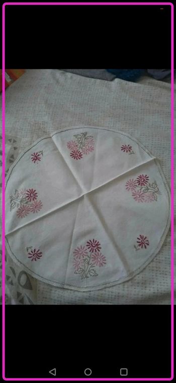 Grand napperon rond fleurs brodées  🌸