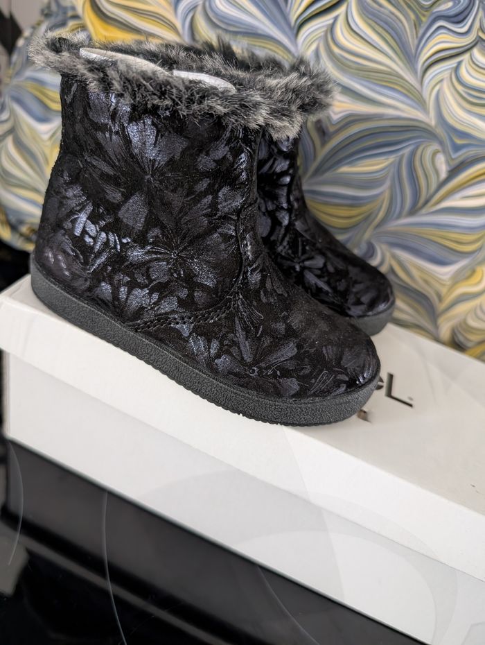 Chaussures montantes en cuir tout doux et souple. Taille 23. Neuf. Noël - photo numéro 10
