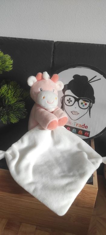 doudou mouchoir girafe vache rose saumon blanc jaune sucre d'orge noeud Rond