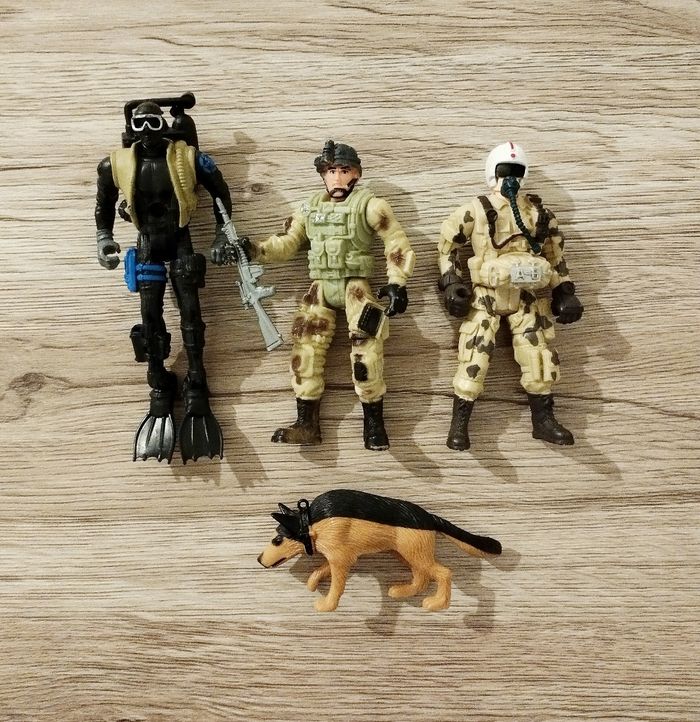 Lot de 4 figurines militaires