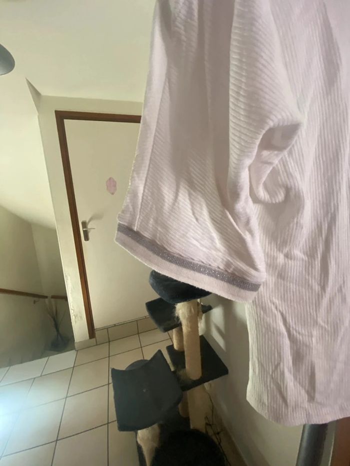 Superbe TEE shirt femme épaule dénudée très bon etat - photo numéro 6