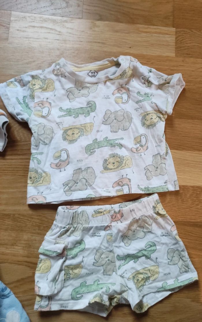 Lot de vêtements Mickey, dinosaure/ lion - photo numéro 5