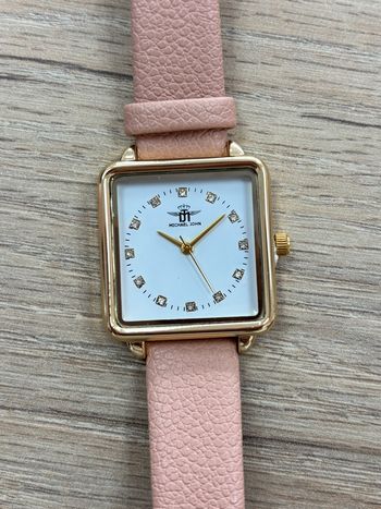 Montre femme dorée bracelet rose cadran rectangle doré 