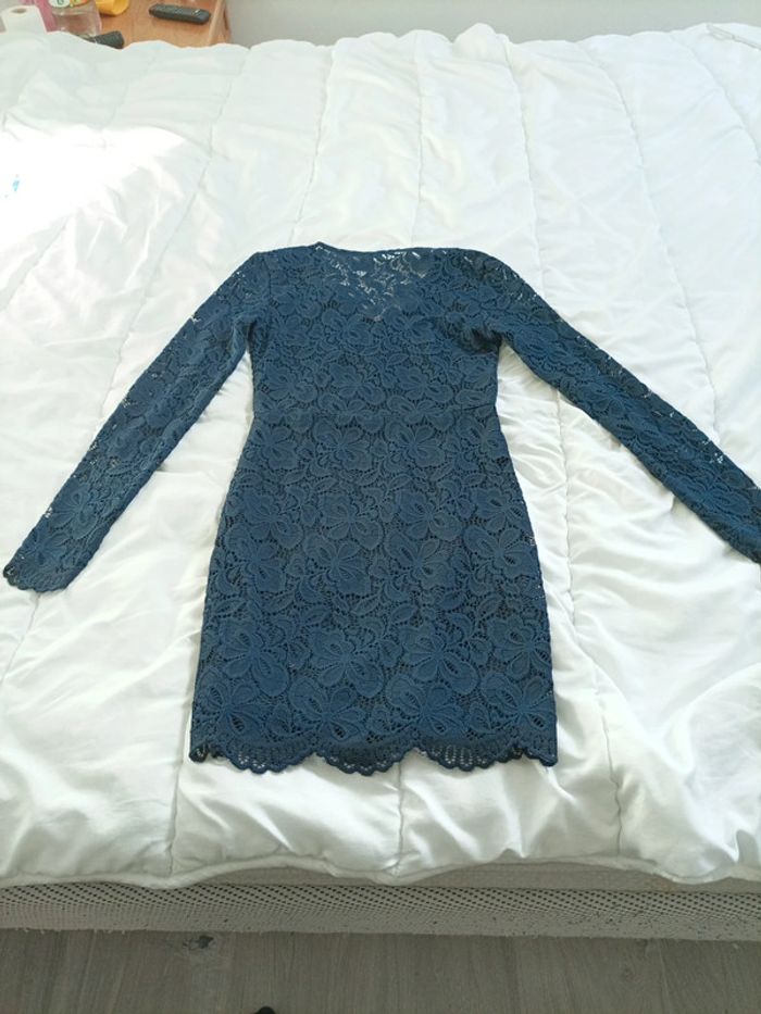 Jolie robe bleu marine a dentelle taille 34 - photo numéro 3