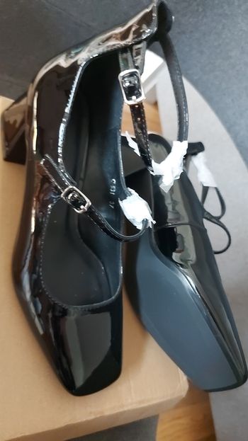 Babies neuves vernies. 2 brides