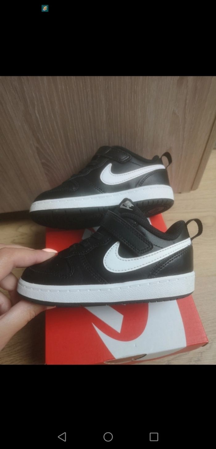 Baskets nike noir et blanche en très bon état - photo numéro 4