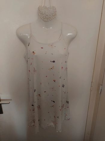 Robe d'été blanche à fines bretelles avec différents motifs taille 40