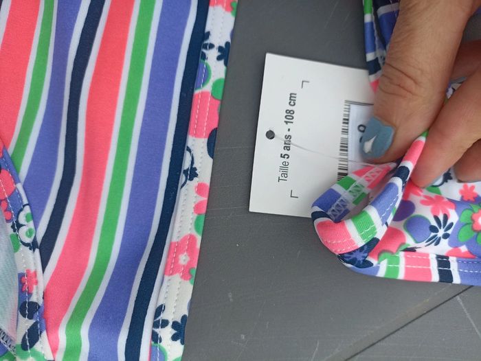 Maillot de bain 2 pièces taille 5 ans - photo numéro 2