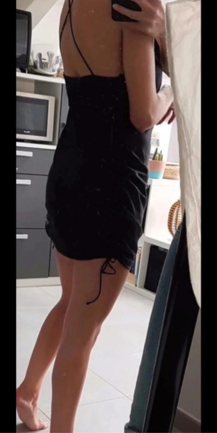 Robe noire Zara satinée - photo numéro 2