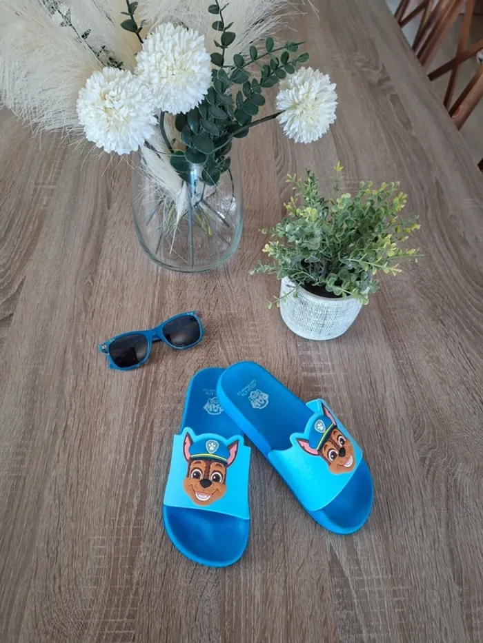 Lot de claquettes 28/29 et de lunettes de soleil Pat patrouille