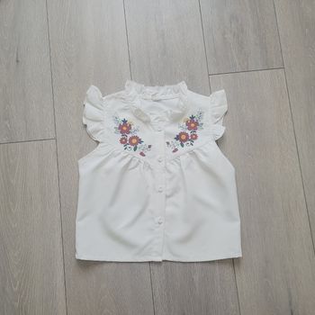 Très belle chemise sans manche crème clair à fleurs. Fille 8 ans. Marque Shein