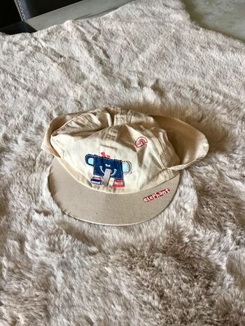 Casquette bébé retombant sur la nuque taille 45 soit 6/9 mois (0623)