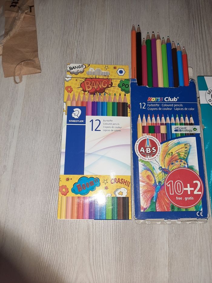Lot de paquets crayon de couleur et un paquet de feutres - photo numéro 2