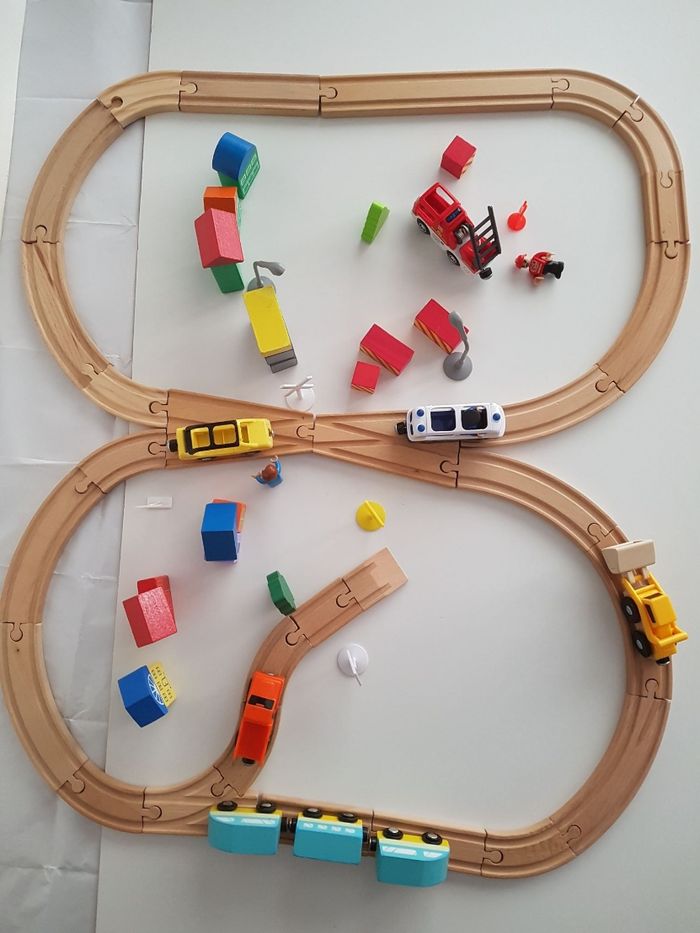 Véhicules city et circuit de train en bois - photo numéro 5