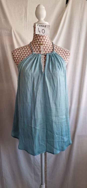 Débardeur, vert, en polyester, en très très bon état, dos nu , longueur 65cm