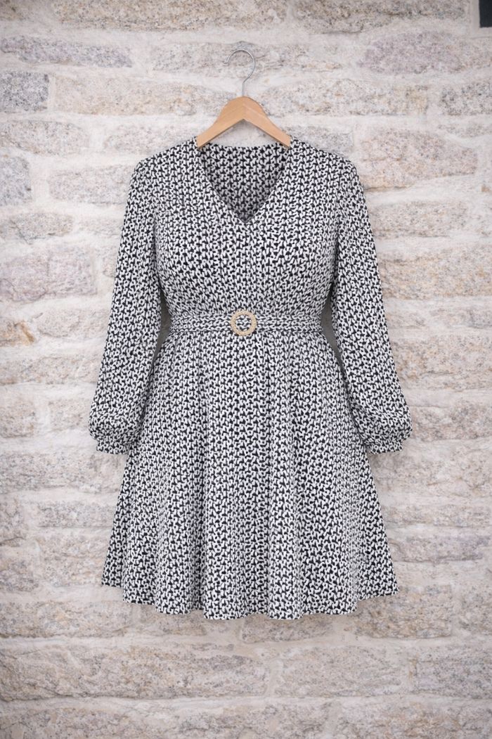 Robe manches longues bouffantes imprimé géométrique noire et blanche Femme taille 54 marque Boohoo 💍 - photo numéro 6