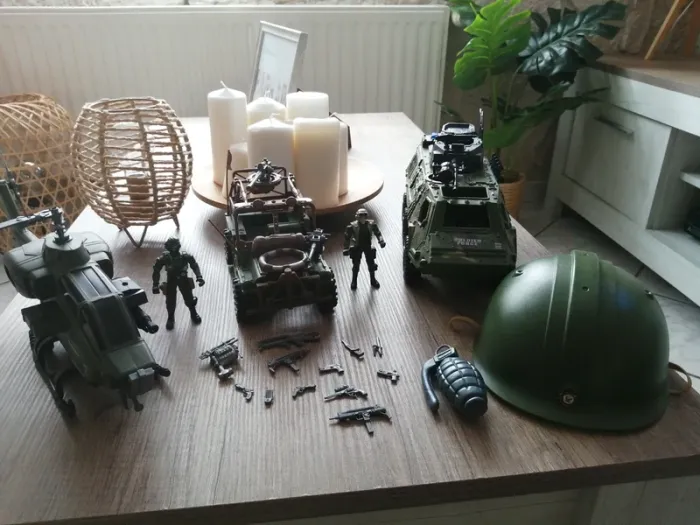 Coffret militaire avec véhicules et casque