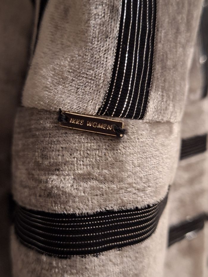 Magnifique blazer argenté et noir à rayures brillantes idéal pour les fêtes - photo numéro 6