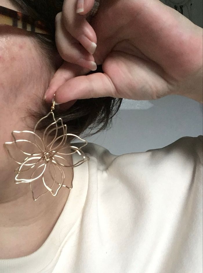 Boucles d’oreilles pendantes NEUVES Pour femme forme grosses fleurs 🌼 couleur doré - photo numéro 5