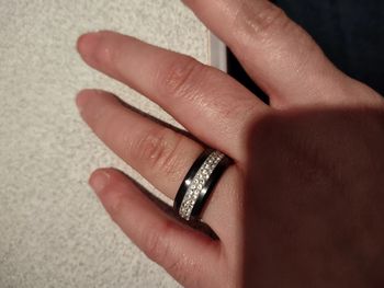 Bague anneau noire et strass taille 52 -54