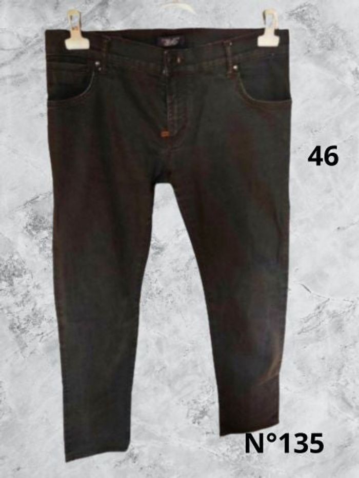 N°135 Jean noir T46.Zara. Taille haute, coupe large.