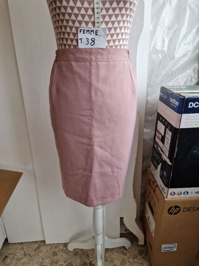 Jupe crayon, rose, en très très bon état, en polyester, longueur 55cm, marque Cacao et Rhum blanc