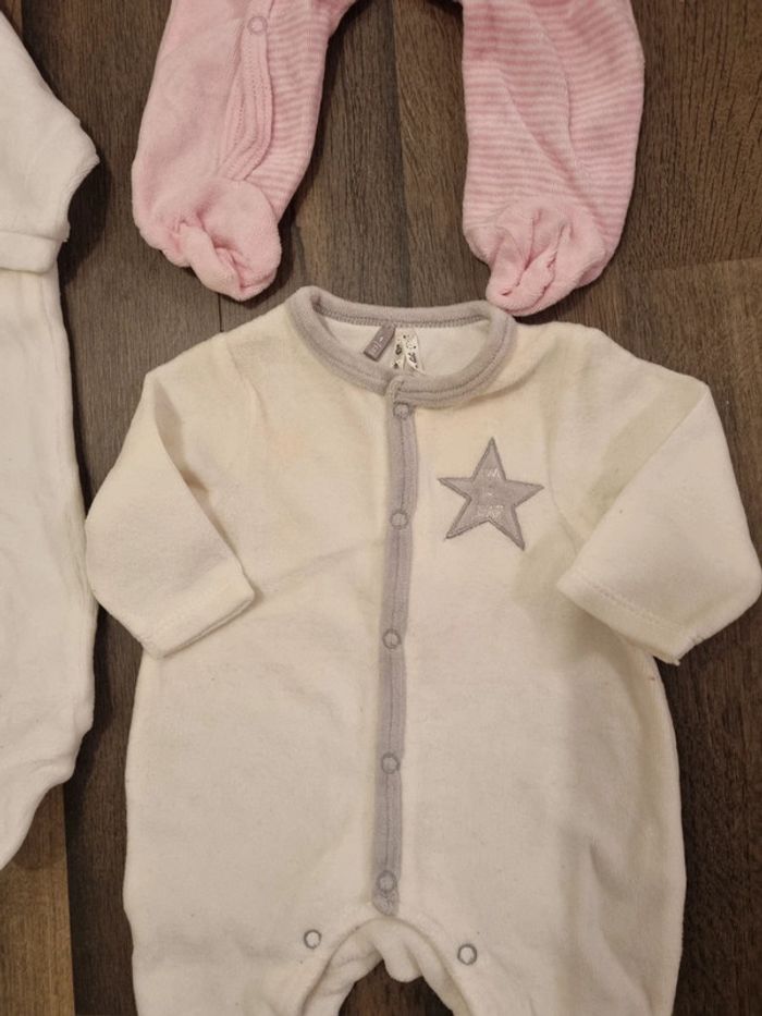 Lot de 12 babygros/grenouillères + 2 bodys + 1 body combi. Fille. Taille 1 mois. Neuf et TBE et BE - photo numéro 5