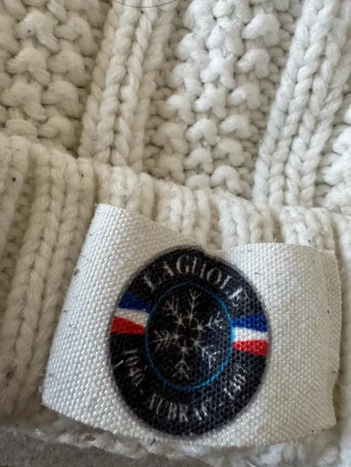 Bonnet à pompon Laguiole bon état extérieur mais des traces à l'intérieur, taille unique - photo numéro 2