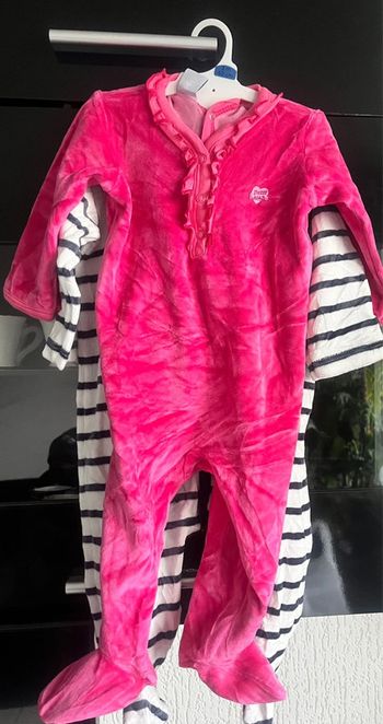 Lot deux pyjamas petit taille 6 mois