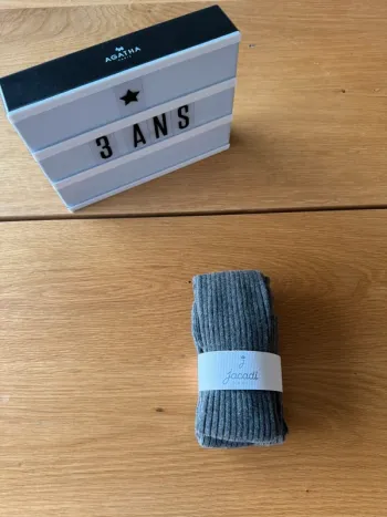 Paire de collant gris côtelé NEUF - Taille 3/4 Ans (pointure 23/26)