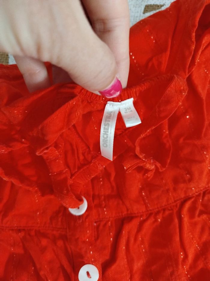 Robe rouge a bretelles boutons devant 3 mois - photo numéro 5