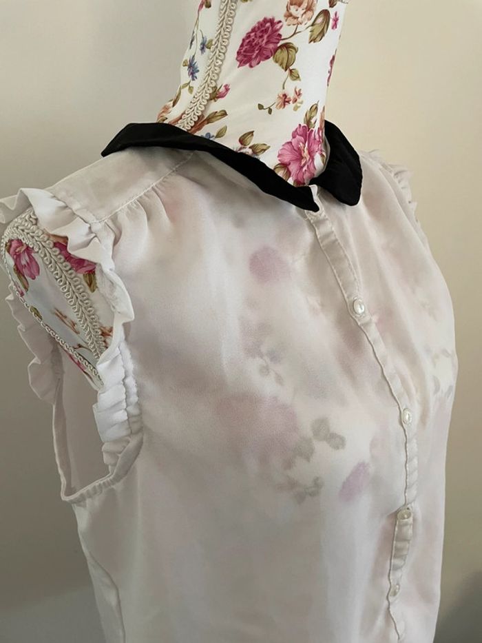 Haut blanc à col rond noir