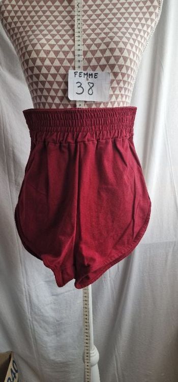 Short, bordeaux, en très très bon état, en coton & elasthanne, longueur entrejambes 38cm