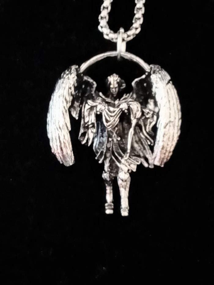 Chaîne + pendentif religieux - photo numéro 4