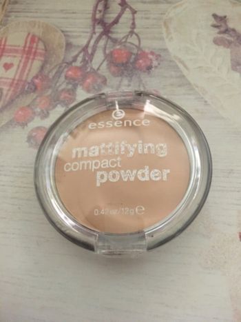 Poudre compacte matifiante Essence neuve