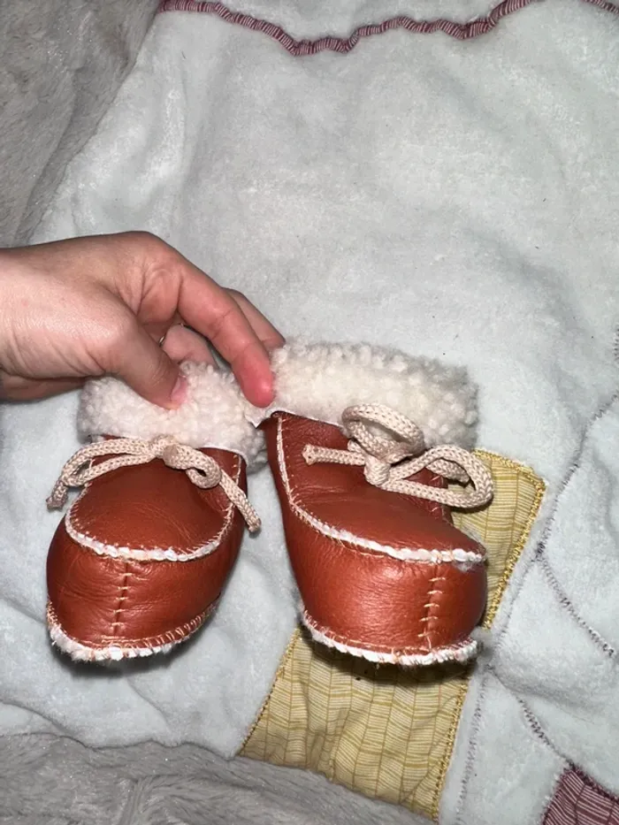 Chaussons pour bébé en cuir marron avec doublure en laine - photo numéro 6
