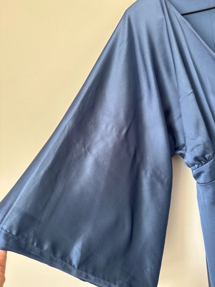 👗 🌻Robe longue portefeuille en satin à manches kimono TFNC bleu foncé- très bon état - taille 38 - photo numéro 2