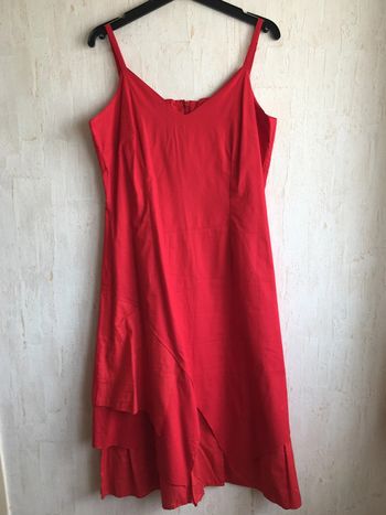 Robe rouge à bretelles et volants