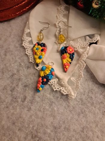 Parrurre boucles d'oreilles pendante avec pendentif pâte polymere multicolore florale