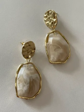 Boucles d’oreilles dorées effet marbre du groupe MaxMara sans étiquette sans logo |