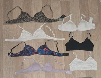 Lot de 5 soutiens-gorge en 80A et 2 brassières en 12 ans