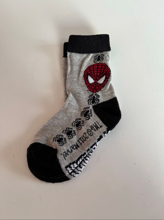 Paire de chaussettes grises Spiderman. - photo numéro 2