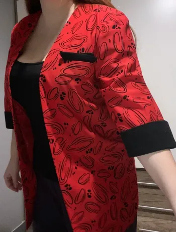 Chemisier rouge et noir