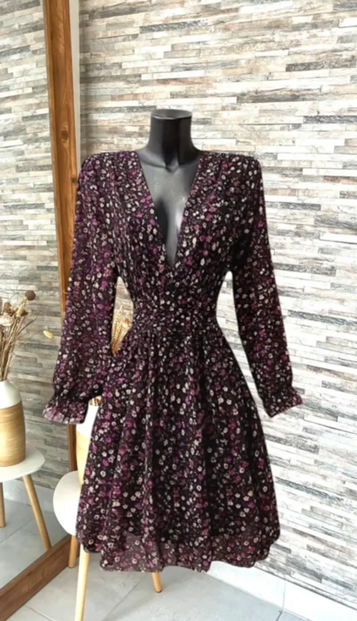 Robe noire à fleurs violines