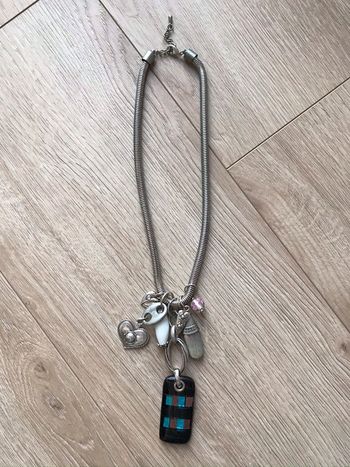 Collier argenté avec pendentifs