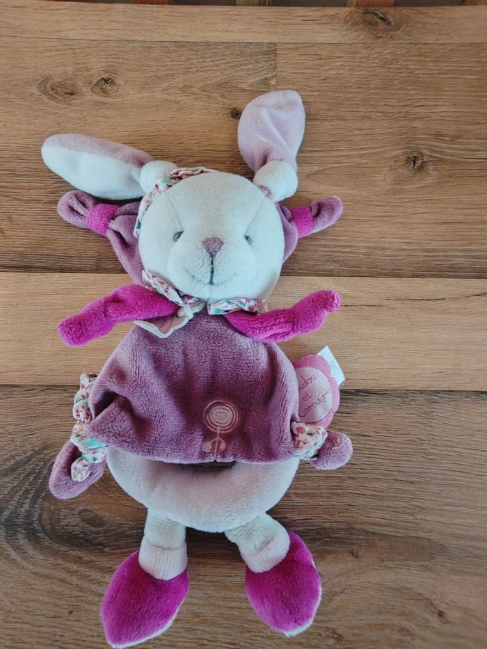 Lapin hochet doudou et compagnie cerise