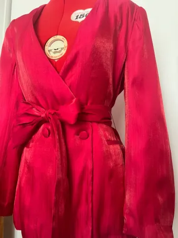 Blazer satiné ceinturé à épaulettes fuschia Zara