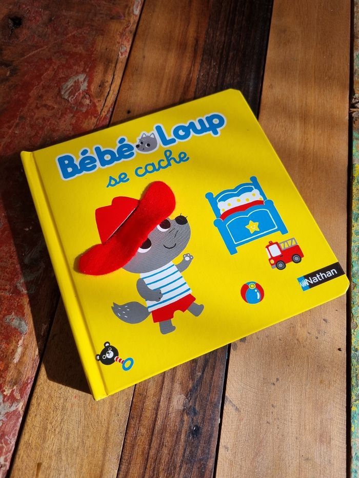 Bébé loup se cache
