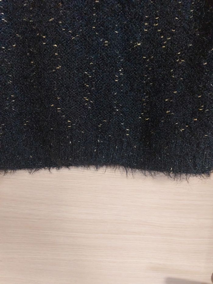 Pull noir poil long  et fil doré - photo numéro 6